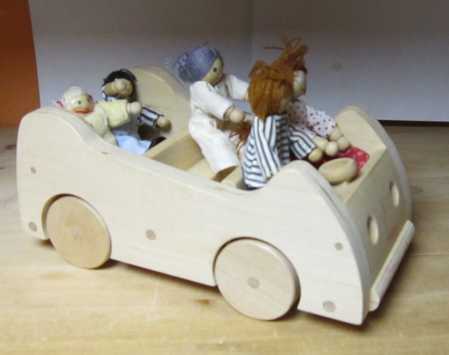 0300 Træbil med dukkefamilie