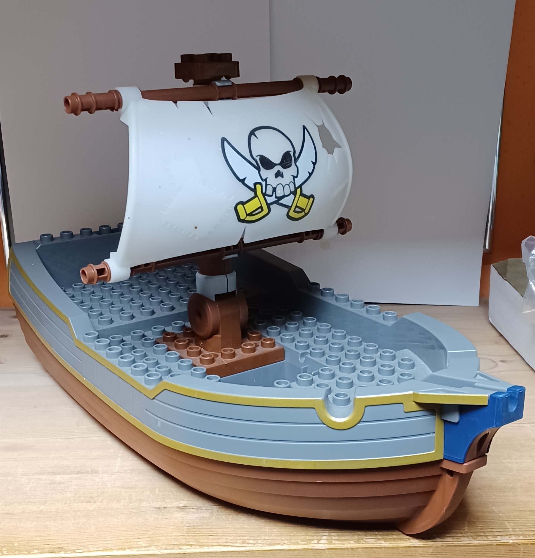 0425 Piratskib med mast og sejl