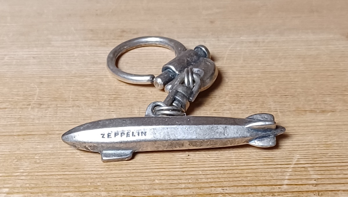 0060 Zeppelin nøglering